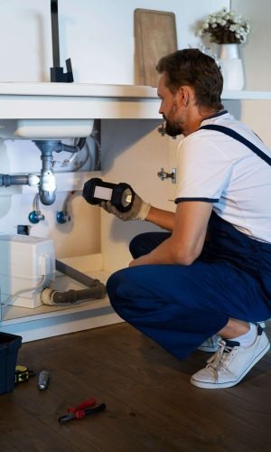 jpeg-optimizer_plumbing-professional-doing-his-job